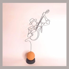 יצירה בחוט ברזל - איש מנגן על גיטרה חשמלית