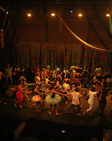 Imagem do espetáculo "Brinquedo, brincadeira...Brincadança!" de Juliana Andrade, com o grupo de dança e acrobacia em aéreos