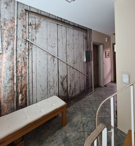 "Fertiggestellte Tapezierarbeiten im Treppenhaus, die den Hauseingang neu in Szene setzen. Die Wände sind mit einem modernen, hellen Tapetenmuster versehen, das dem Raum eine frische und einladende Atmosphäre verleiht. Der Eingangsbereich ist gut beleuchtet und zeigt eine harmonische Kombination aus Farben und Texturen, die den Gesamteindruck des Treppenhauses aufwerten.