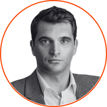 Portrait noir et blanc de Pierre Goetz de Pierre Goetz | Formateur prise de parole en public | Accompagnement Triangle