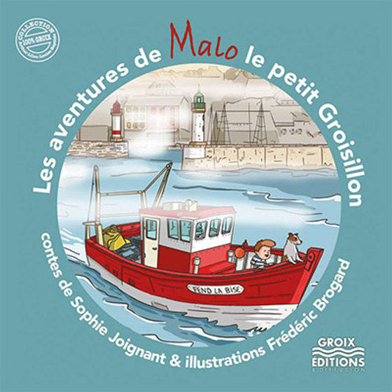 Malo sur un bateau de pêche devant un port en cadré par deux phares