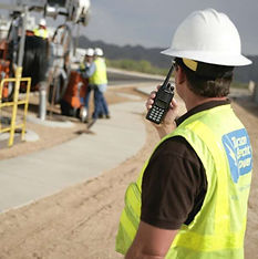 Image qui représente un homme dans un chantier de construction avec une radio CB Kendood dans la main