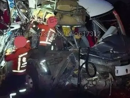 TRAGÉDIA NA ESTRADA: quatro em estado grave após ônibus atingir carreta