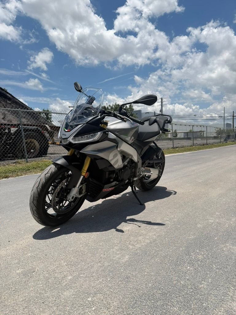 Miniatura: 2024 Aprilia Tuono V4 Factory 1100