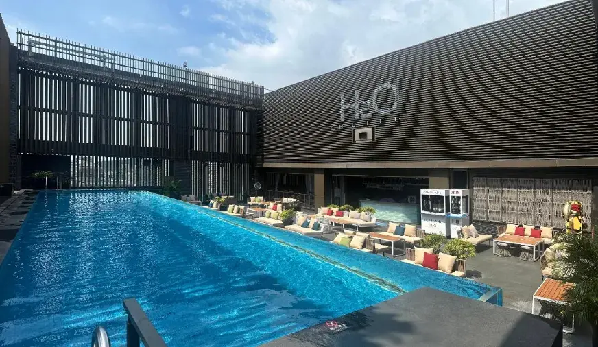 H2O 水京棧國際酒店位於高雄巨蛋生活圈，設有餐飲、健身與頂樓泳池等設施。圖片來源：去趣