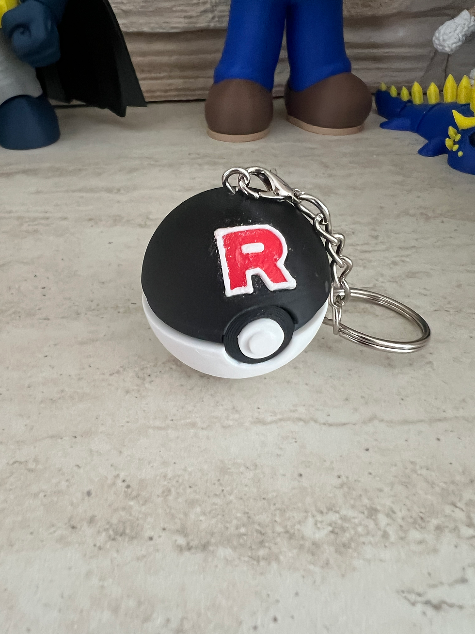 Team Rocket Schlüsselanhänger – Pokémon Accessoire für Fans des legendären Duos