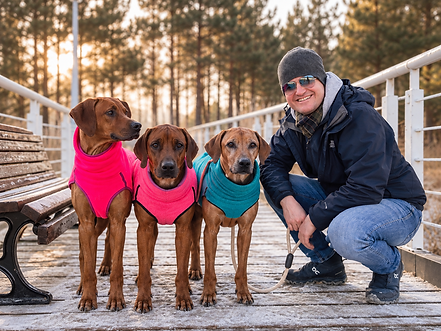 Winterliches Porträt mit drei Hunden und Herrchen.png