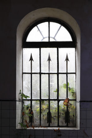 Historisches Fensterdetail der denkmalgeschützten Fabrik The Fabric