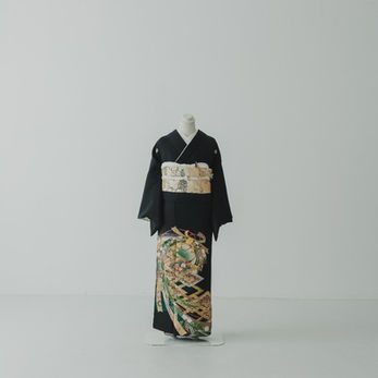 熨斗目と菱柄の黒留袖