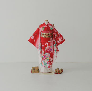 赤色 裾が白色の花柄七五三着物