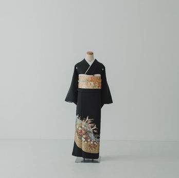裾には金色、鶴と花柄の黒留袖