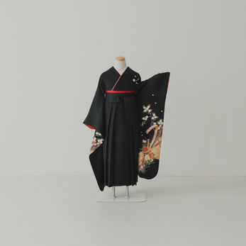 黒色の着物に黒の袴、赤の帯で粋な装いに。