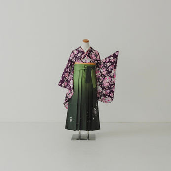 紫にピンクの花柄が可愛い着物に緑色の袴