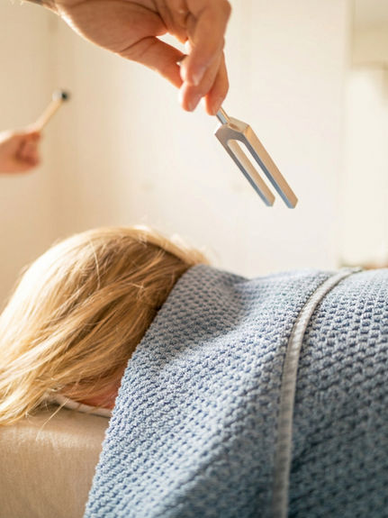 Feine auditive Reize durch Klanggabel für mentale Ruhe und Loslassen