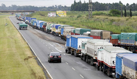 Aluvión de camiones en los puertos: por qué el campo decidió liquidar cosecha