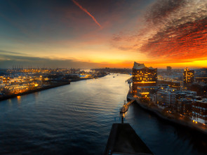 DerHamburger_DasBuch_Fruehling_Elphi_Sunset_AirView_MatthiasPlander.jpg