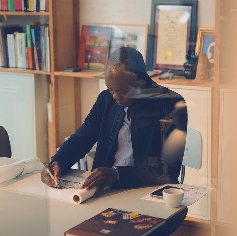 Francis Kéré bei der Arbeit