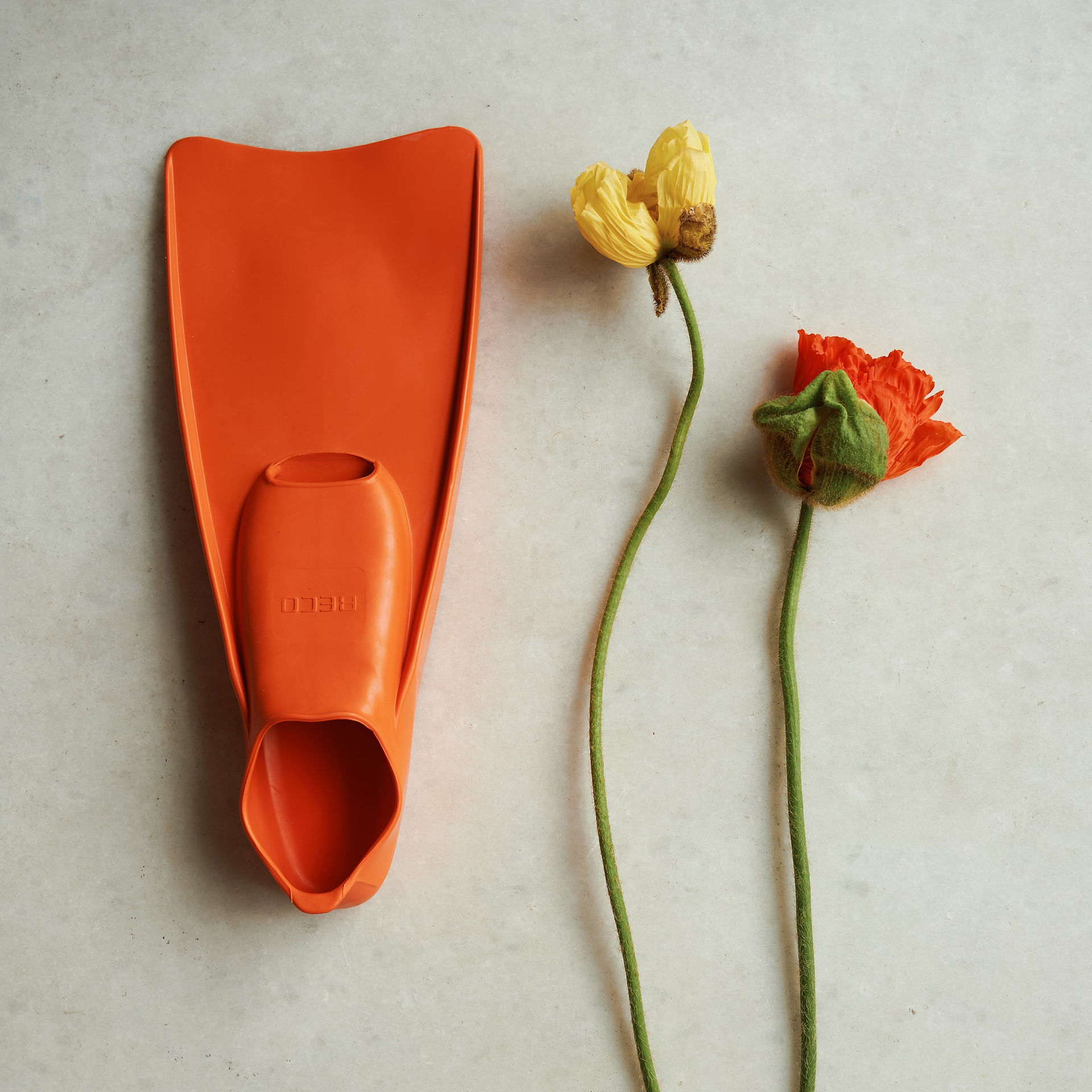 Surprising accessories that match the surroundings: Here orange fins in the stilwerk Strandhotel Blankenese