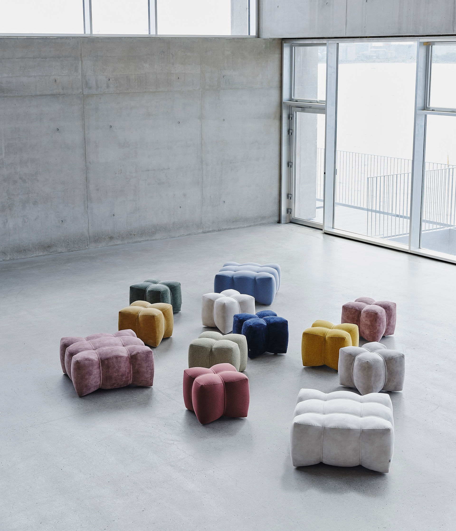 Sitzhocker der Kollektion Nawabari in verschiedenen Farben