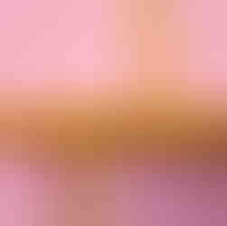 Detail vom Regal "Shrink" von Studio Hausen in gelb vor rosa Wand