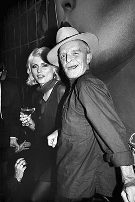 Schwarz-Weiß Foto von zwei Personen, die auf einer Party sind, darunter wahrscheinlich Truman Capote
