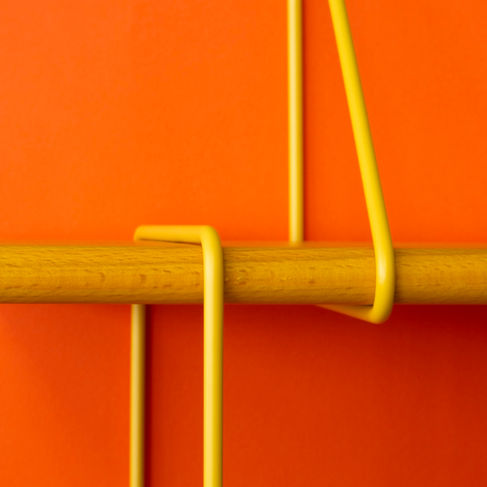 Detail vom Regal "Shrink" von Studio Hausen in gelb vor orangener Wand