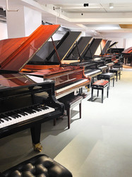 Ein großes Sortiment an Klavieren und Flügeln im Pianohaus Hamann im stilwerk