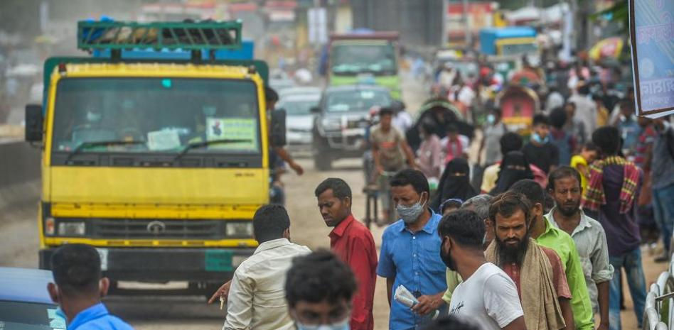 Éxodo masivo en Bangladesh por el anuncio de un nuevo confinamiento 