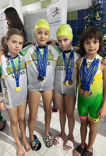 Športovec člen klubu Sk atóm levice predvádzajúci súťaž