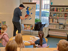 Wo Ruhe herrscht, weil sich 25 Kinder mit Globi zeichnen beschäftigen