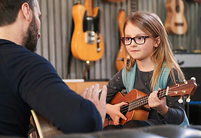 Papa e hija tocando ukelele.jpg