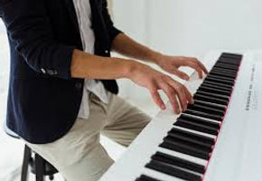 joven tocando piano.jpg