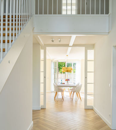 Heven8-22_Eingangshalle_mit_Esstisch Kopie.jpg