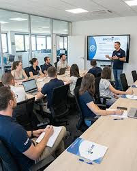 Vue en plongée d’une salle de formation avec des membres du CSE en session SSCT