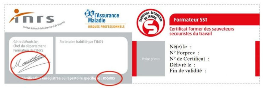 Vue en plongée d’un certificat de formateur SST sur un bureau