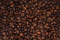 vista-cercana-granos-cafe-tostados-frescos-oscuros-sobre-fondo-granos-cafe.jpg