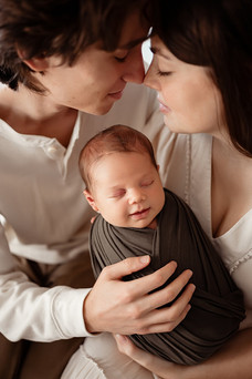 The best maternity and newborn photographer Bolivar Missouri