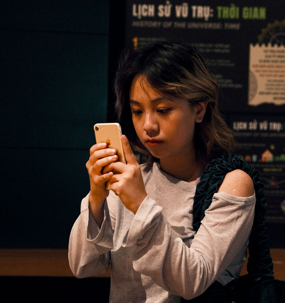 Moça segurando o celular em frente ao rosto