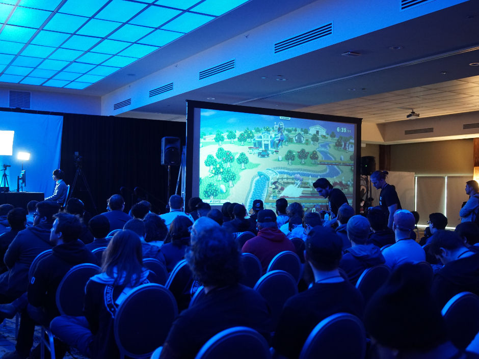 Evento corporativo en León Guanajuato con proyección y asistentes, ejemplo de planificación con even-Tu