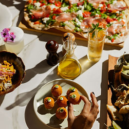 gozba na stolu, puno jela