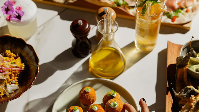 gozba na stolu, puno jela