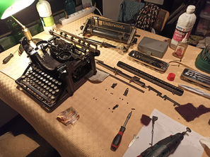 Démontage des pièces d’une machine à écrire ancienne de 1904