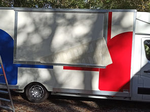 Pose des adhésifs sur le auvent d'un food truck