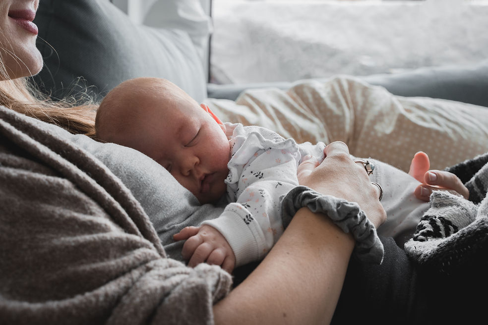 Baby Shooting Neugeborenes schläft auf Bauch von Mama