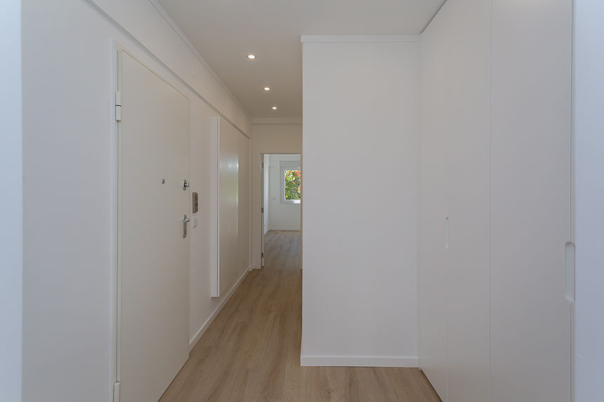 Projeto de reabilitação urbana na Praça de Espanha com hall de entrada com roupeiro embutido