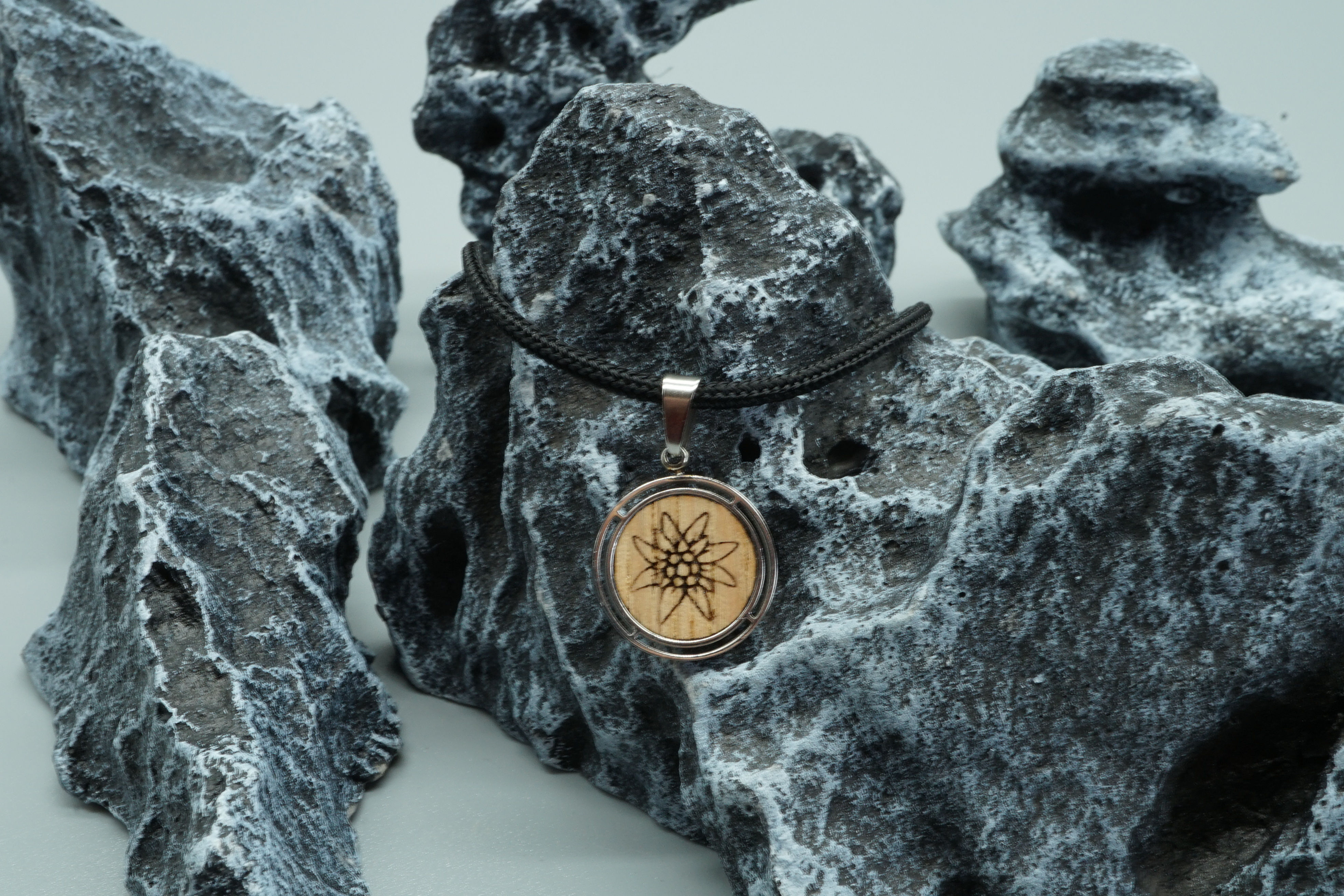 Holzanhänger Edelweiß 'silver Polaris'