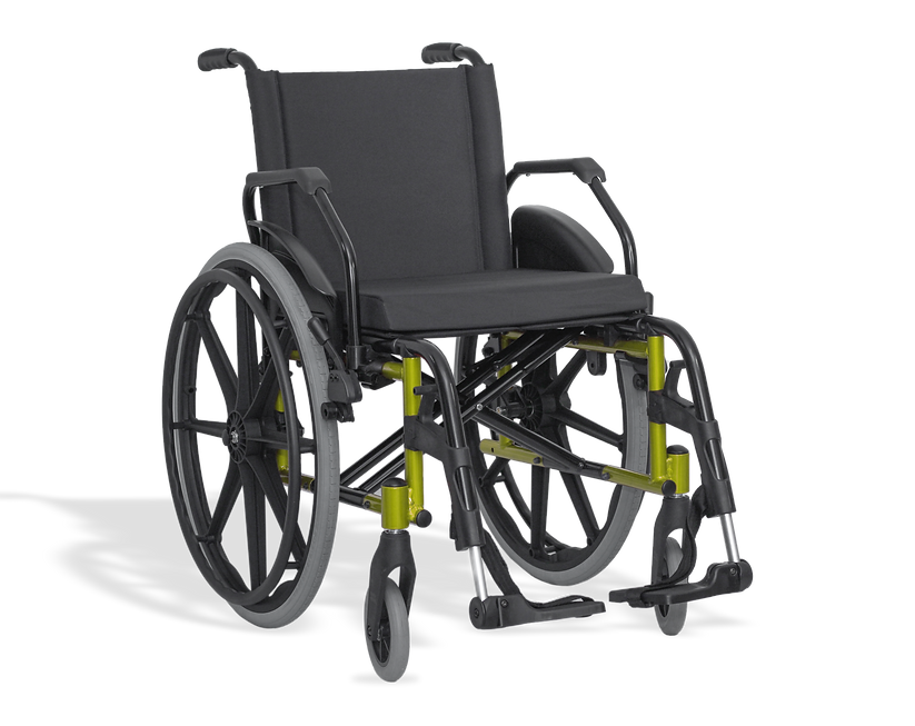 Cadeira de rodas modelo KE, com estrutura leve, rodas grandes e apoio de braços removível, ideal para uso diário.