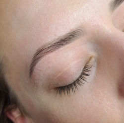 Natural fluffy eyebrow styling with wax and tint