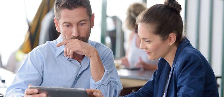 2 personen die de mogelijkheden bekijken van GS Consulting