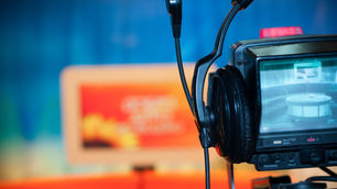 Como anunciar na TV, rádio e mídia OOH em 2026: por que as grandes marcas continuam investindo em mídia tradicional